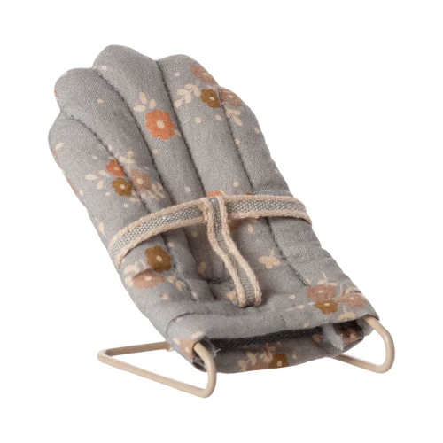 lezaczek-vintage-zlamany-blekit-babysitter-my-akcesoria-dla-myszek-i-kroliczkow-maileg.webp