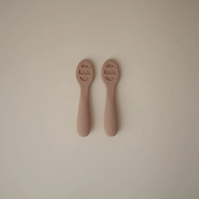 mushie-pierwsze-lyzeczki-dla-niemowlat-2-pack-natural-shifting-sand-840355801132-2.jpg