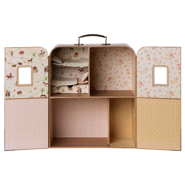maileg-suitcasa-domek-walizka-dla-myszek-2-lozka-posciel-5707304149019-4.webp
