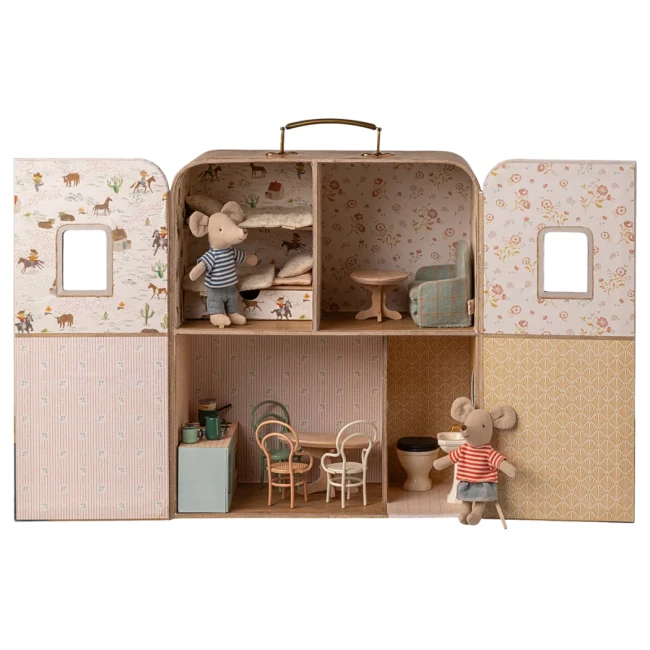 maileg-suitcasa-domek-walizka-dla-myszek-2-lozka-posciel-5707304149019-3.webp