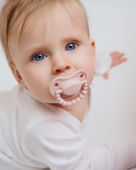 uu-kids-smoczek-pozycjonujacy-velvet-blush-1.webp