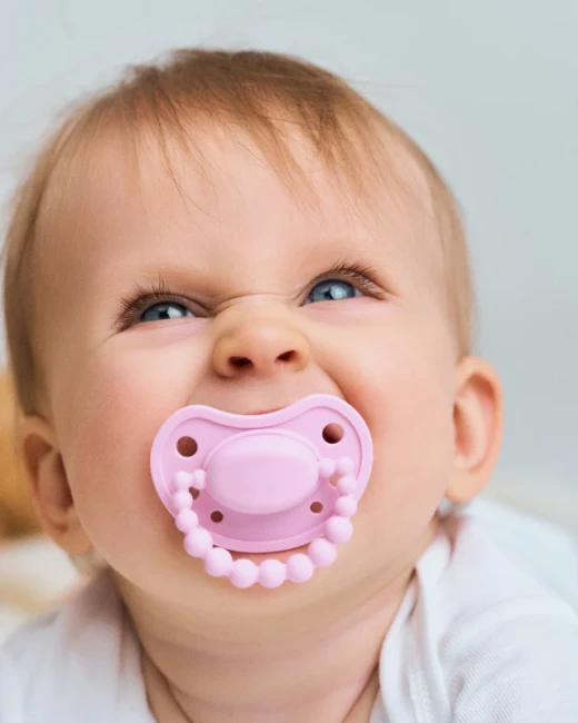 luu-kids-smoczek-pozycjonujacy-pink-a-boo-1.webp