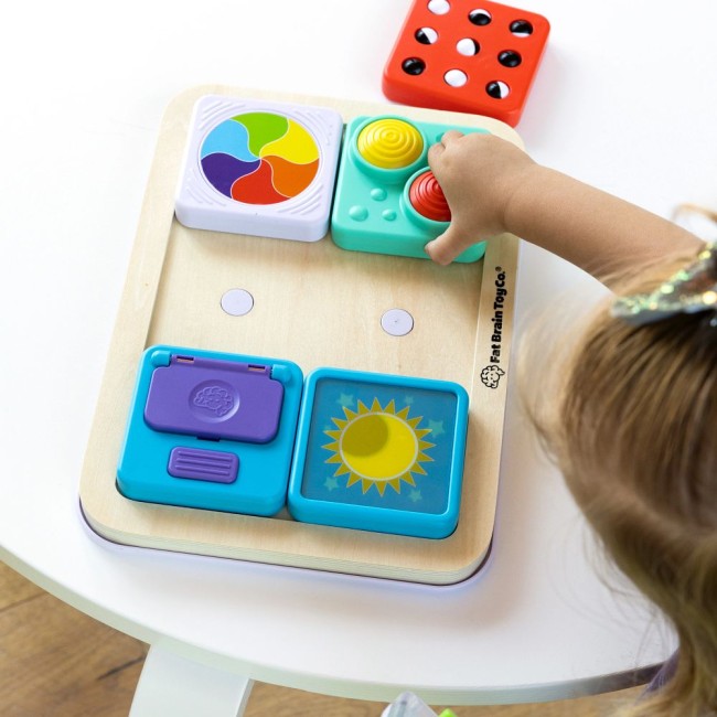 fat-brain-toys-playtab-sensoryczny-kwadrat-lusterko-810074275293-1.jpg