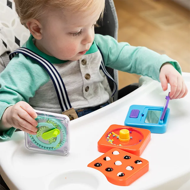 fat-brain-toys-playtab-sensoryczny-kwadrat-kola-zebate-810074275231-2.webp