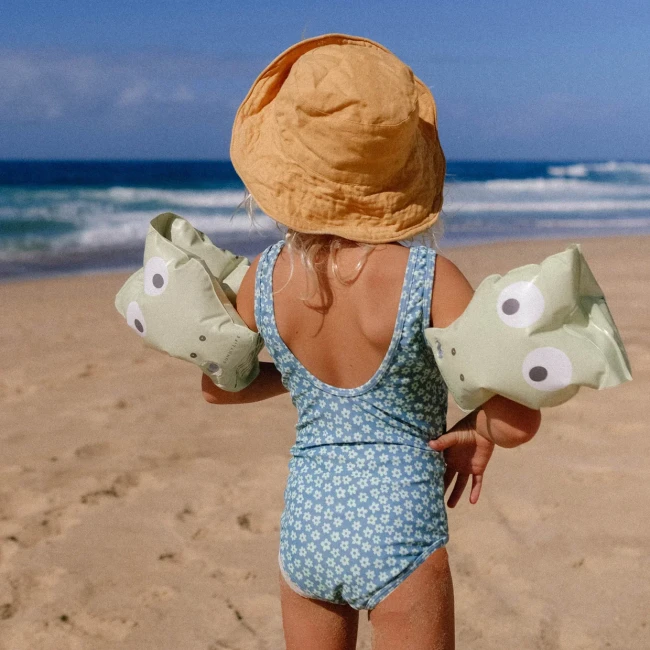 sunnylife-dmuchane-rekawki-dla-dzieci-cookie-the-croc-9339296065976-2.webp