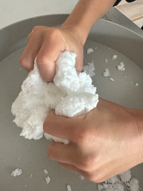 jellystone-sensory-snow-miekka-masa-sensoryczna-dla-dzieci-3plus-9343900003650-2.webp