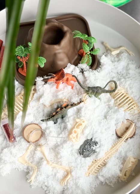 jellystone-zestaw-sensoryczny-swiat-dinozaurow-tacka-figurki-snieg-sensoryczny-9343900013796-4.jpg