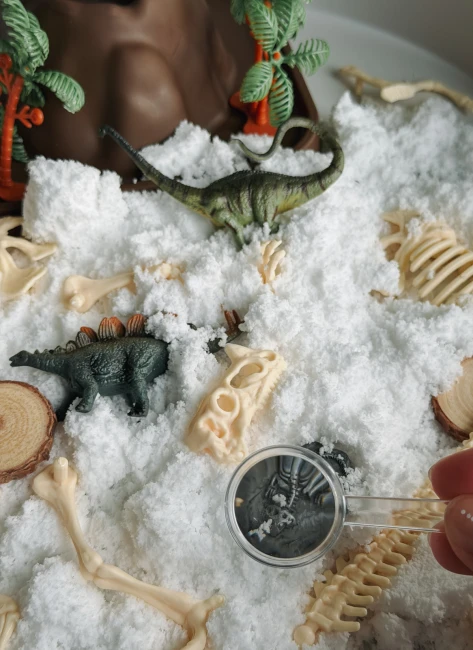 jellystone-zestaw-sensoryczny-swiat-dinozaurow-tacka-figurki-snieg-sensoryczny-9343900013796-2.jpg