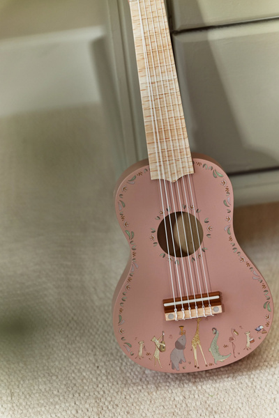 little-dutch-drewniana-gitara-rozowa-safari-friends-3plus-8713291774711-1.jpg