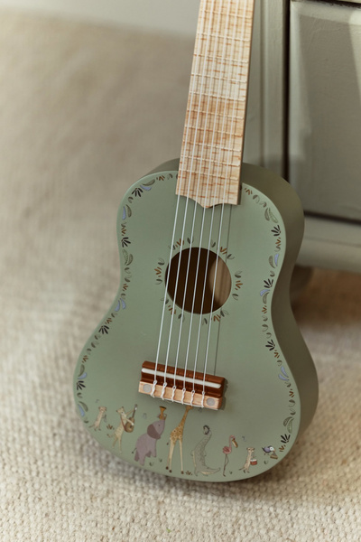 little-dutch-drewniana-gitara-zielona-safari-friends-3plus-8713291774704-3.jpg