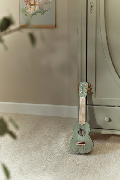 little-dutch-drewniana-gitara-zielona-safari-friends-3plus-8713291774704-2.jpg