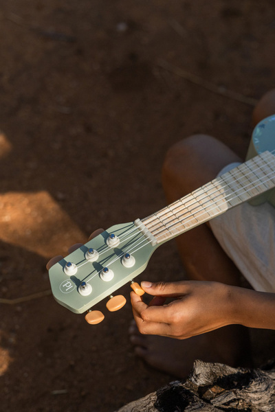 little-dutch-drewniana-gitara-zielona-safari-friends-3plus-8713291774704-1.jpg