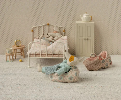 maileg-gondola-carry-cot-dla-myszki-baby-mouse-rose-3plus-5707304147817-2.webp