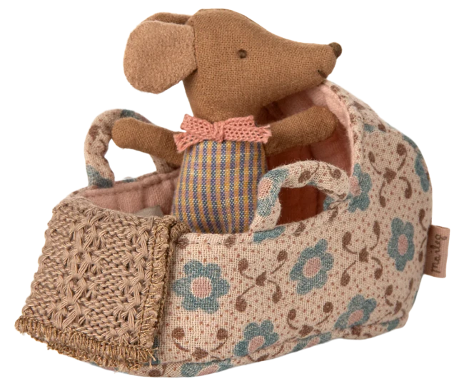 maileg-gondola-carry-cot-dla-myszki-baby-mouse-rose-3plus-5707304147817-1.webp