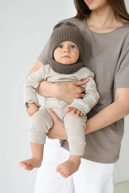 merinowca-czapka-i-komin-z-welny-merino-brazowy-1-5-lat-2.webp
