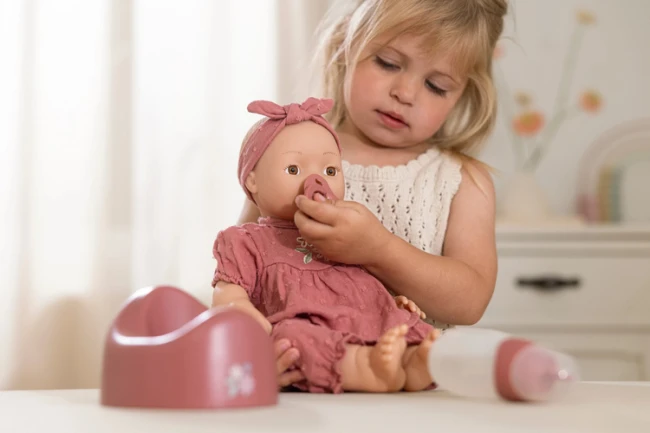 little-dutch-lalka-livia-pije-i-siusia-2plus-8713291445970-7.jpg